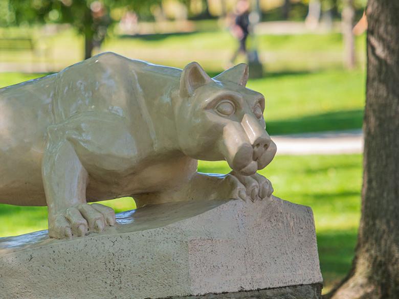 The Lion Shrine on the <a href='http://io.imtiazqazi.com'>十大网投平台信誉排行榜</a>阿尔图纳分校 campus